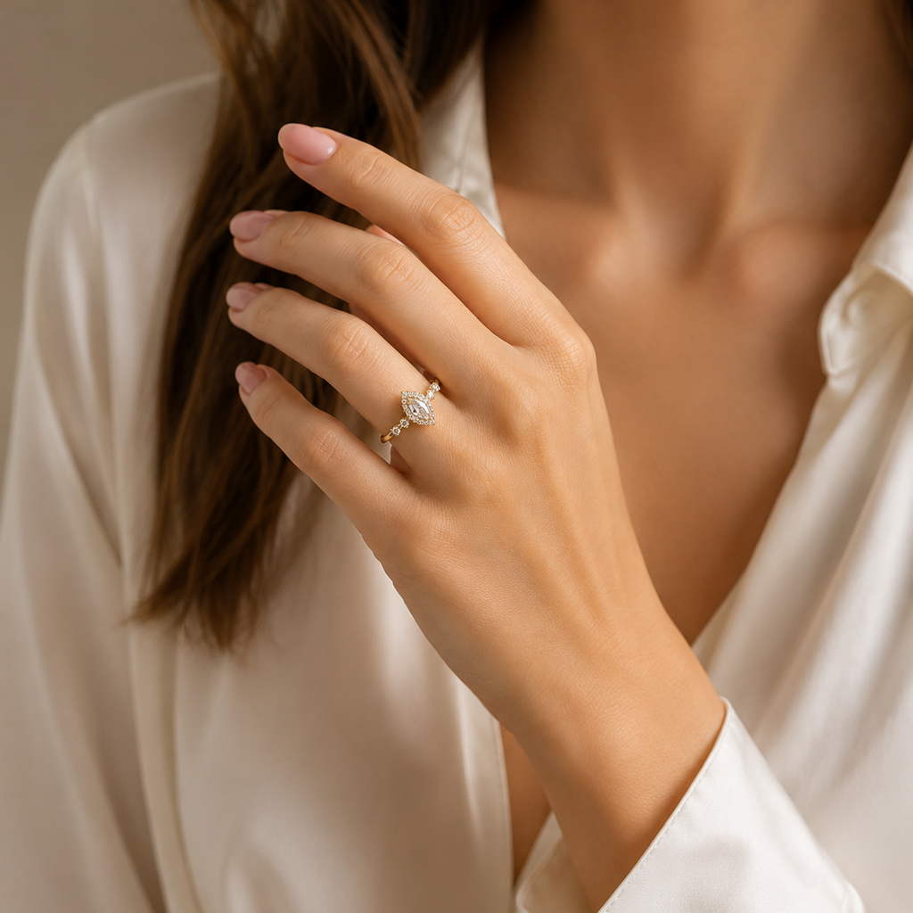 Bague Élégance Marquise en Zircon – Dorée et Raffinée