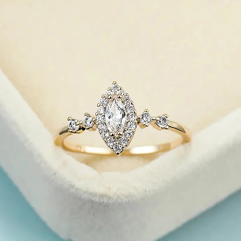 Bague Élégance Marquise en Zircon – Dorée et Raffinée