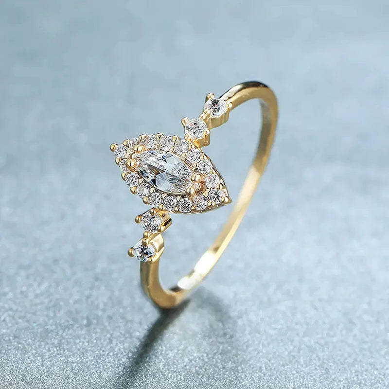 Bague Élégance Marquise en Zircon – Dorée et Raffinée