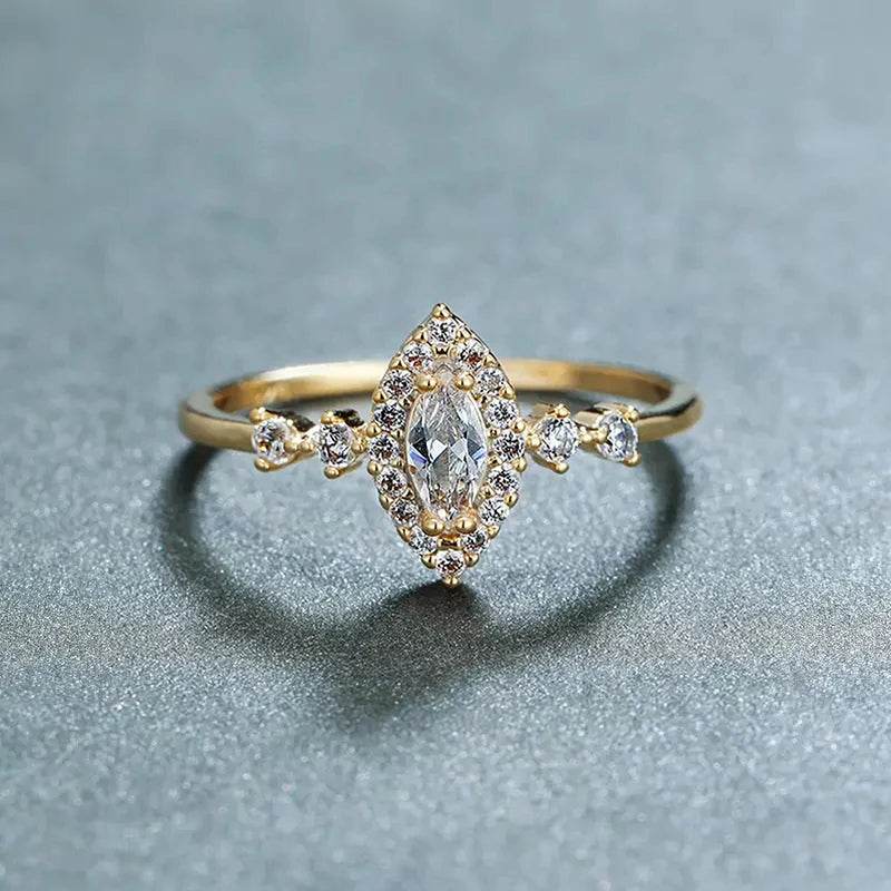 Bague Élégance Marquise en Zircon – Dorée et Raffinée