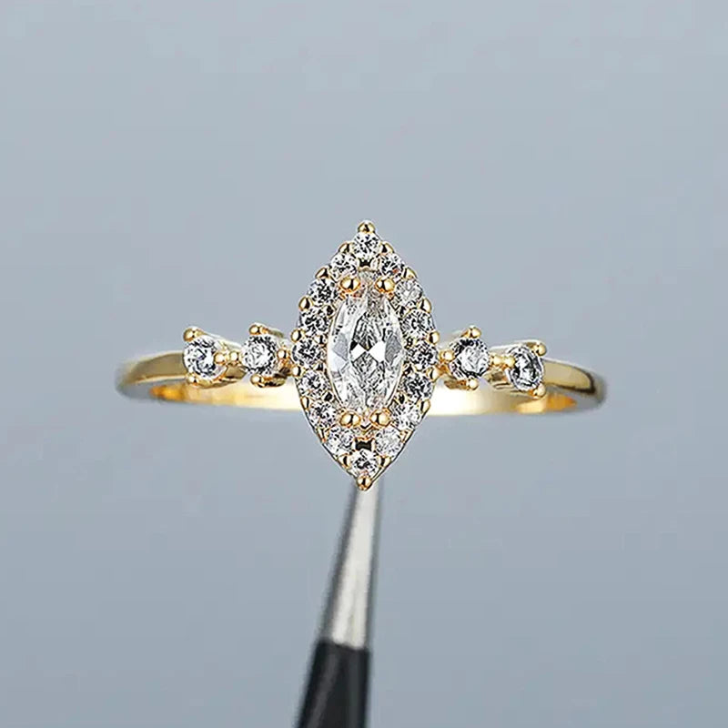 Bague Élégance Marquise en Zircon – Dorée et Raffinée