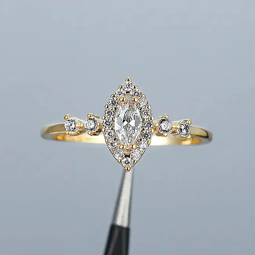 Bague Élégance Marquise en Zircon – Dorée et Raffinée